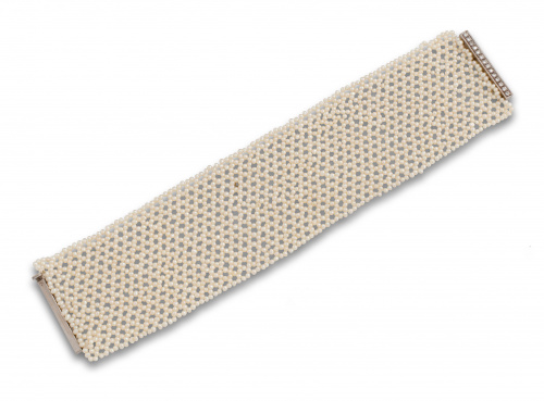 Brazalete de malla de pequeñas perlas con cierre de barra d