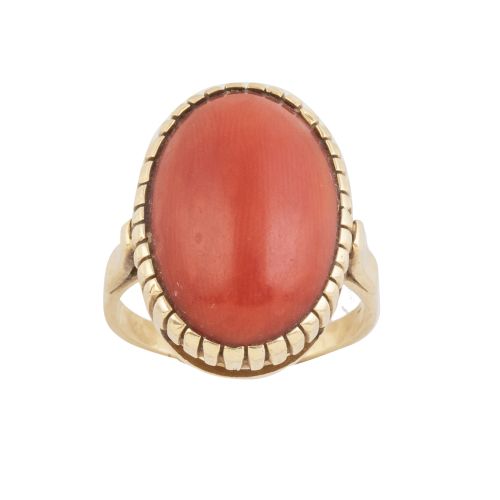 Sortija años 50 con cabuchón de coral oval en marco estriado