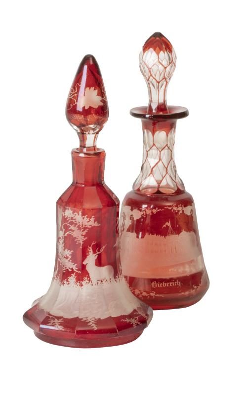 Lote de dos licoreras de cristal granate y transparente con