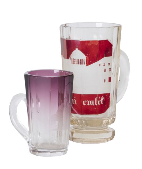 Lote de dos jarras con decoración grabada de arquitecturas: