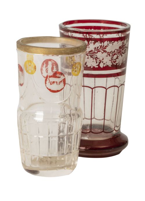 Lote de dos vasos de cristal: uno transparente y granate y 