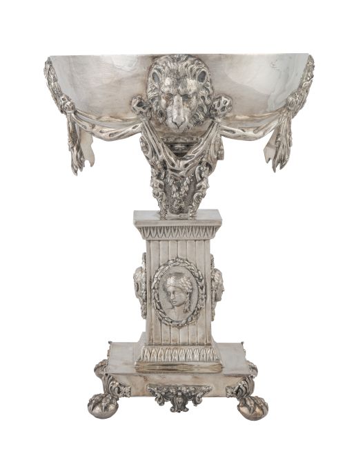 Centro en forma de copa de plata decorado con guirnaldas y 