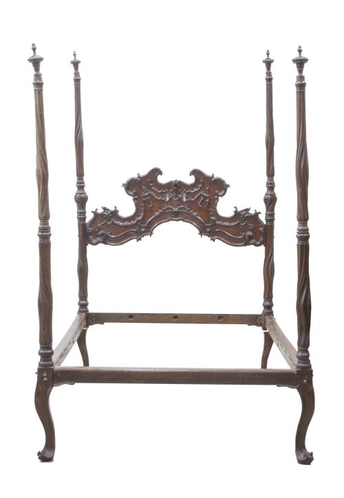 Cama de madera de palosanto tallada.Portugal, S. XVIII.