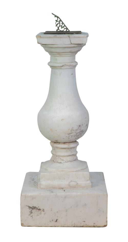 Reloj de sol sobre peana de piedra.S. XIX