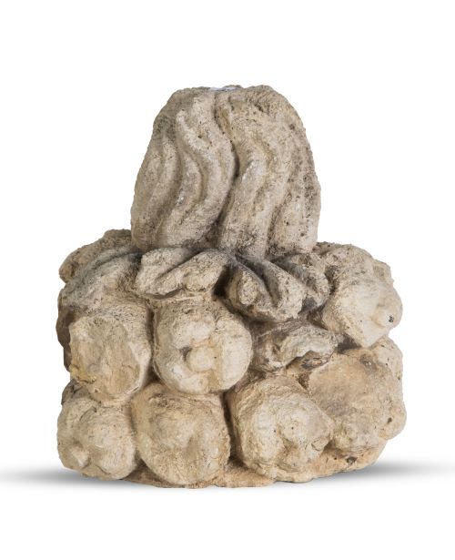 Remate de piedra tallada con frutas.