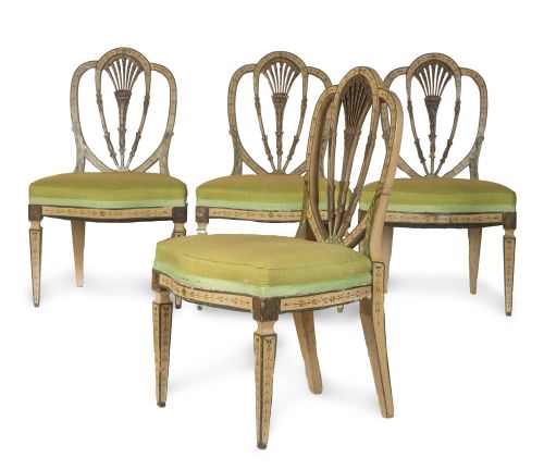 Juego de cuatro sillas de madera tallada y policromada de e