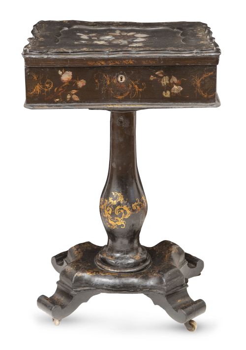 Costurero de "papier mâche" e incrustaciones de madreperla.