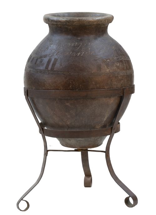 Orza de barro, con decoración grabada y nombre del propieta