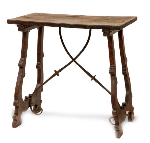 Mesa de madera tallada con fiadores de hierro y patas de li