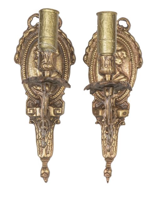 Pareja de apliques de una luz de metal dorado con perfiles 