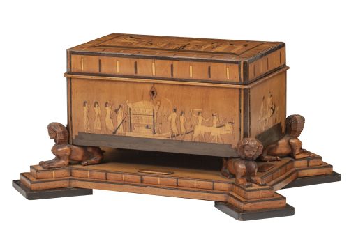 Caja de madera con marquetería con escenas egipcias como "e