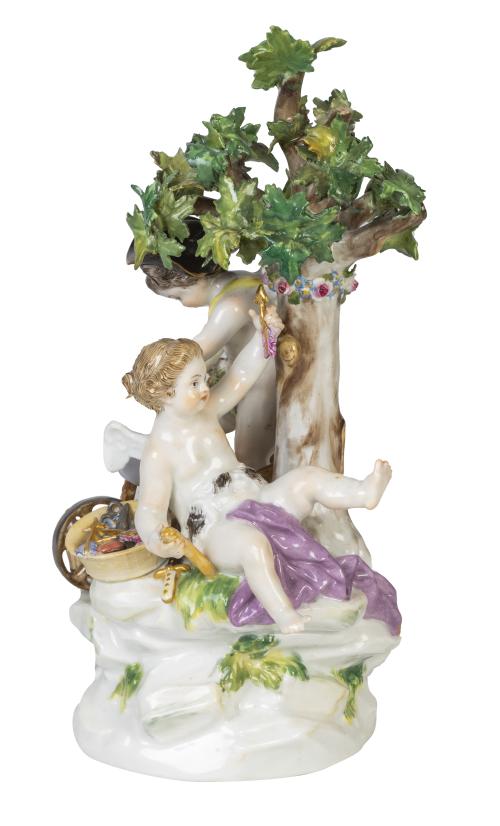 "Alegoría del Amor".Grupo escultórico de porcelana esmalt