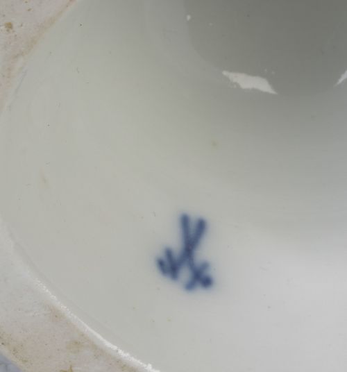 "Alegoría del Amor".Grupo escultórico de porcelana esmalt