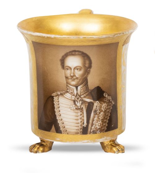 Taza de porcelana esmaltada y dorada con retrato masculino.