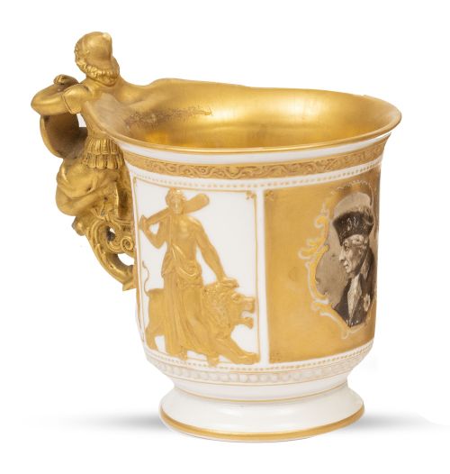 Taza de porcelana esmaltada y dorada con retrato masculino 