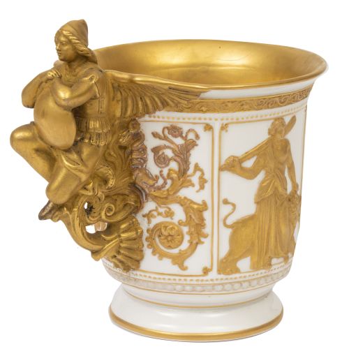 Taza de porcelana esmaltada y dorada con retrato masculino 