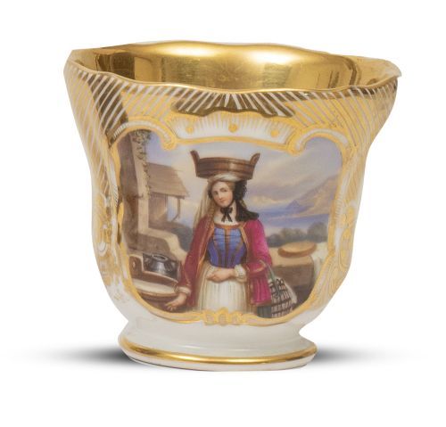 Taza de porcelana esmaltada y dorada con personaje femenino