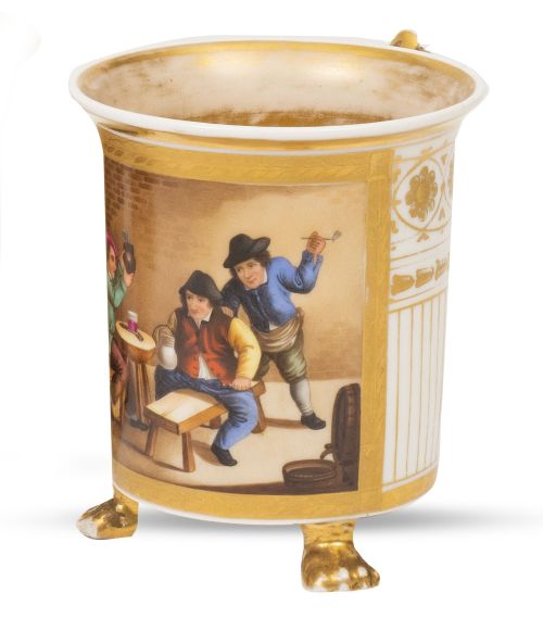 Taza de porcelana esmaltada y dorada con tres personajes ma