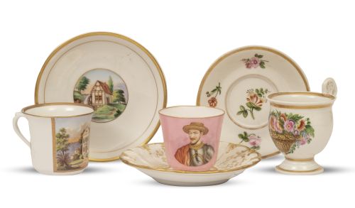 Lote de tres tazas de porcelana esmaltada y dorada con sus 