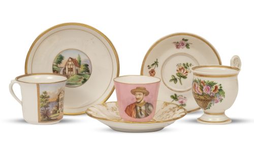 Lote de tres tazas de porcelana esmaltada y dorada con sus 