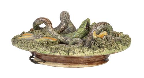 Plato de cerámica esmaltada con reptiles e insectos a la ma