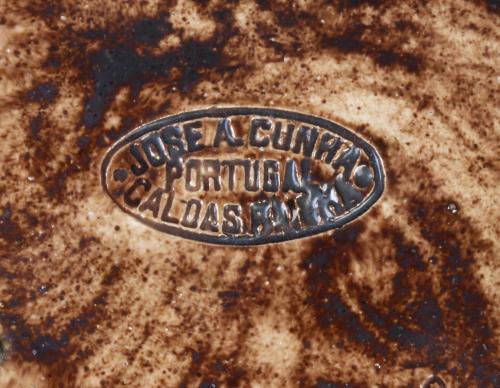 Plato de cerámica esmaltada con reptiles e insectos a la ma