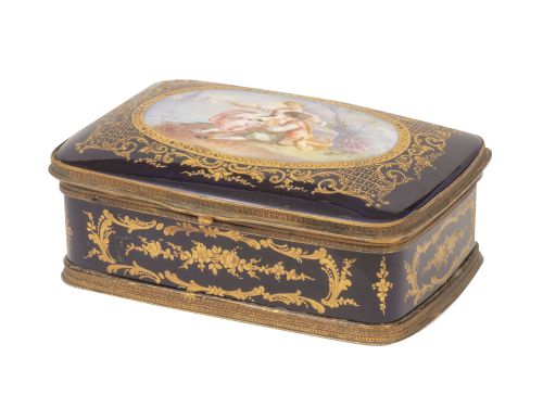 Caja de porcelana esmaltada a la manera de Sévres en azul c