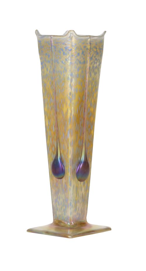 Múller.Jarrón de vidrio doblado modernista, con decoració