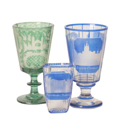 Lote de tres vasos de recuerdo en azul y verde con decoraci