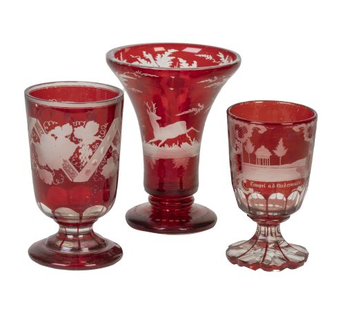 Lote de tres vasos de cristal granate con decoración grabad