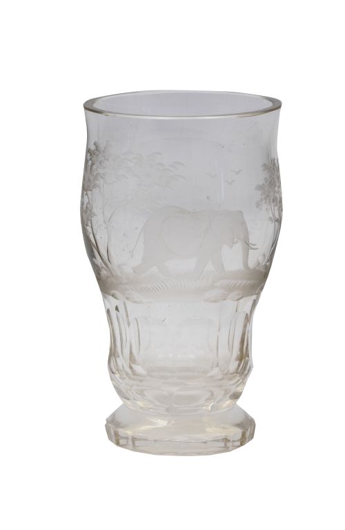 Vaso de cristal con decoración grabada con elefante entre á