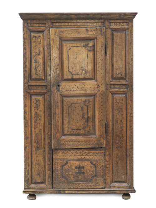 Armario de madera tallada con decoración pintada y nombre d