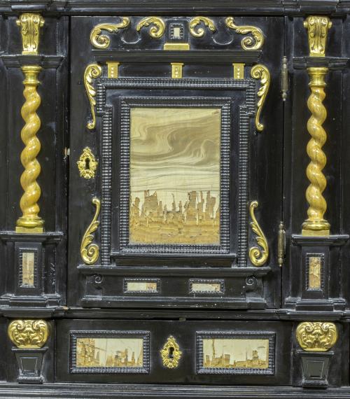 Escritorio de madera lacada, montado en "pietra paesina"* i