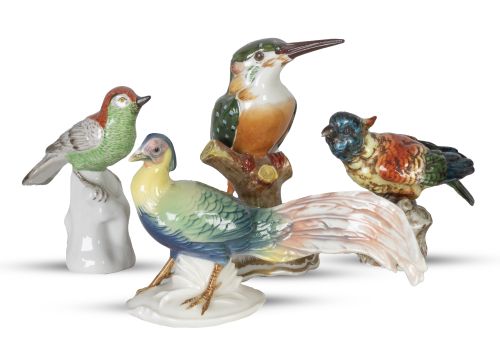 Lote de cuatro pájaros de porcelana esmaltada.Uno con mar