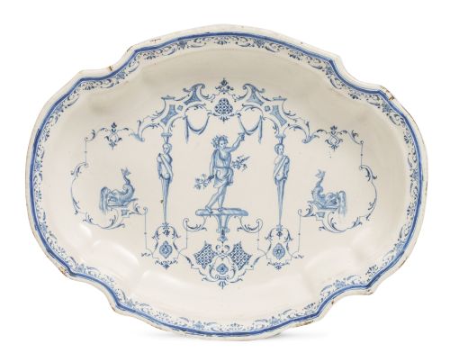 Fuente de cerámica esmaltada en azul y blanco de la serie d