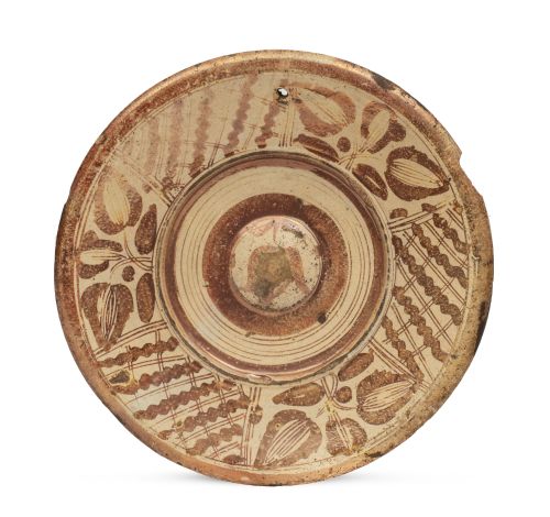 Plato de cerámica esmaltada de reflejo metálico. decorado c