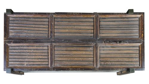 Mesa con tablero hecho con una puerta española del S. XVI.