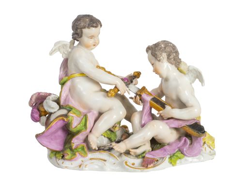 Grupo escultórico con dos puttis con una espada de porcelan