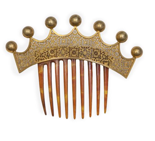 Peina de metal dorado y calado y carey, con forma de corona
