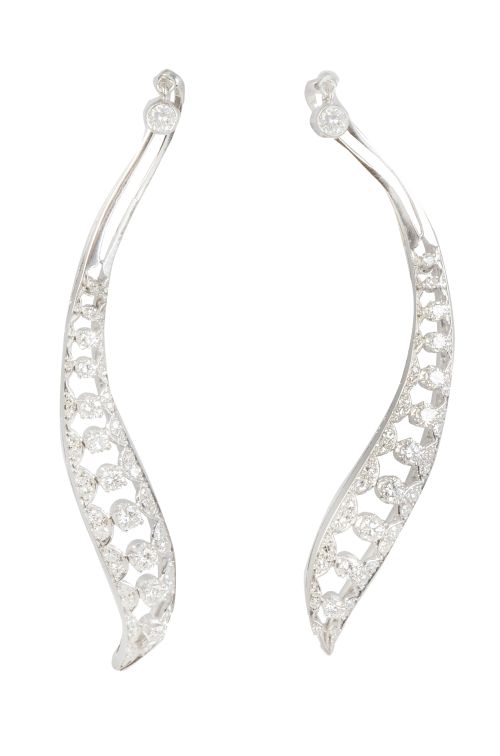 Pendientes largos con diseño de hoja sinuosa calada y con b