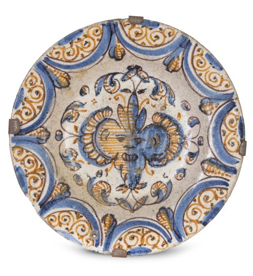 Plato de cerámica esmaltada de la serie tricolor.Talavera