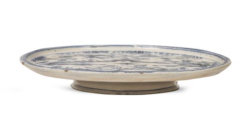 Salvilla de cerámica esmaltada en azul cobalto con grutesco