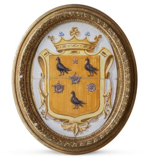 Escudo de armas con corona de marqués de cerámica esmaltada