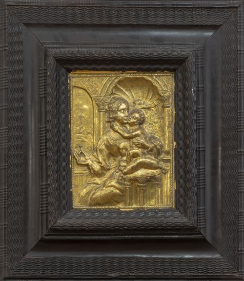 La Virgen con el niño.Placa de bronce dorado, con decorac