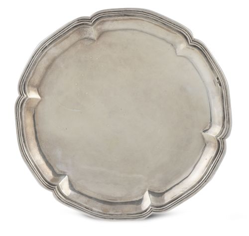 Salvilla de estillo Carlos III de plata en su color. Con ma