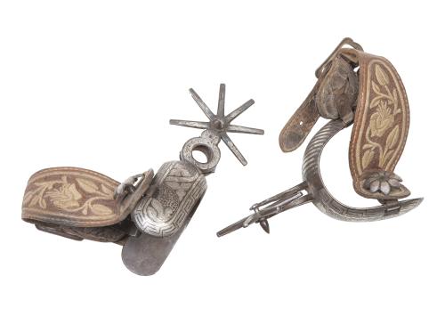 Pareja de espuelas en plata con decoración cincelada y cuer