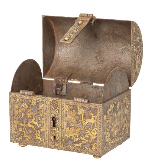 Caja de caudales con tapa de medio cañon y asa, de hierro d