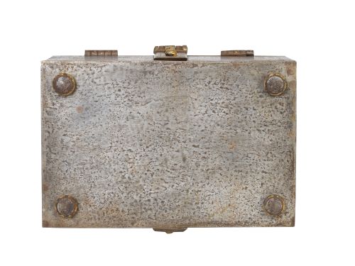 Caja de caudales con tapa de medio cañon y asa, de hierro d