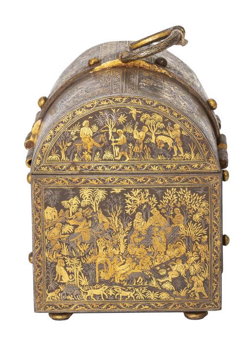 Caja de caudales con tapa de medio cañon y asa, de hierro d