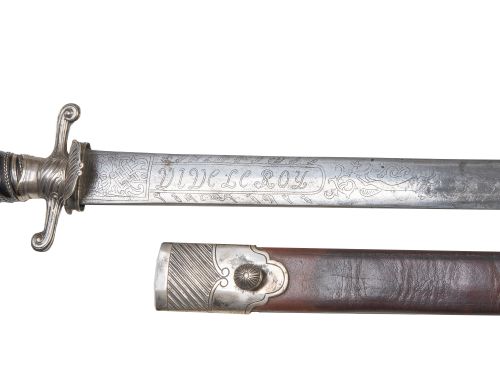 Espada de caza con mango de plata y asta y hoja grabada con